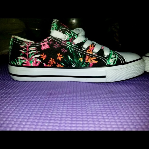 Converse low top shoes size 2 - Picture 3 of 8